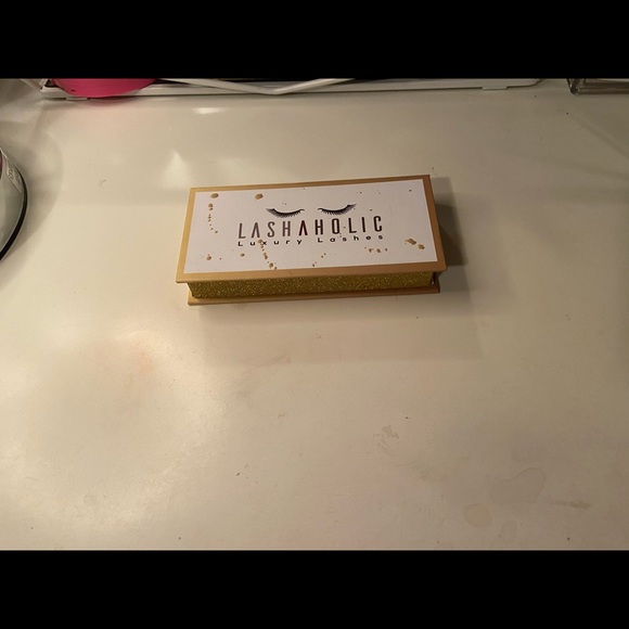 Lashaholic - Picture 1 of 2